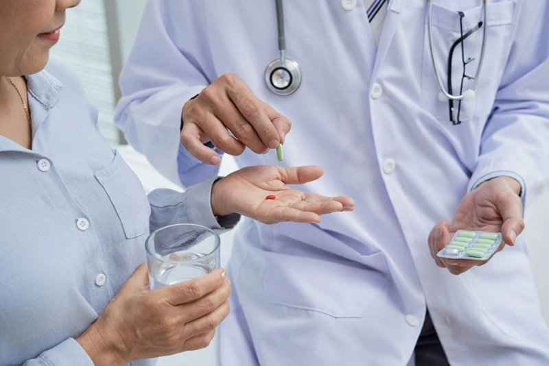 врач пансионата для людей с неврозом дает пациентке таблетки